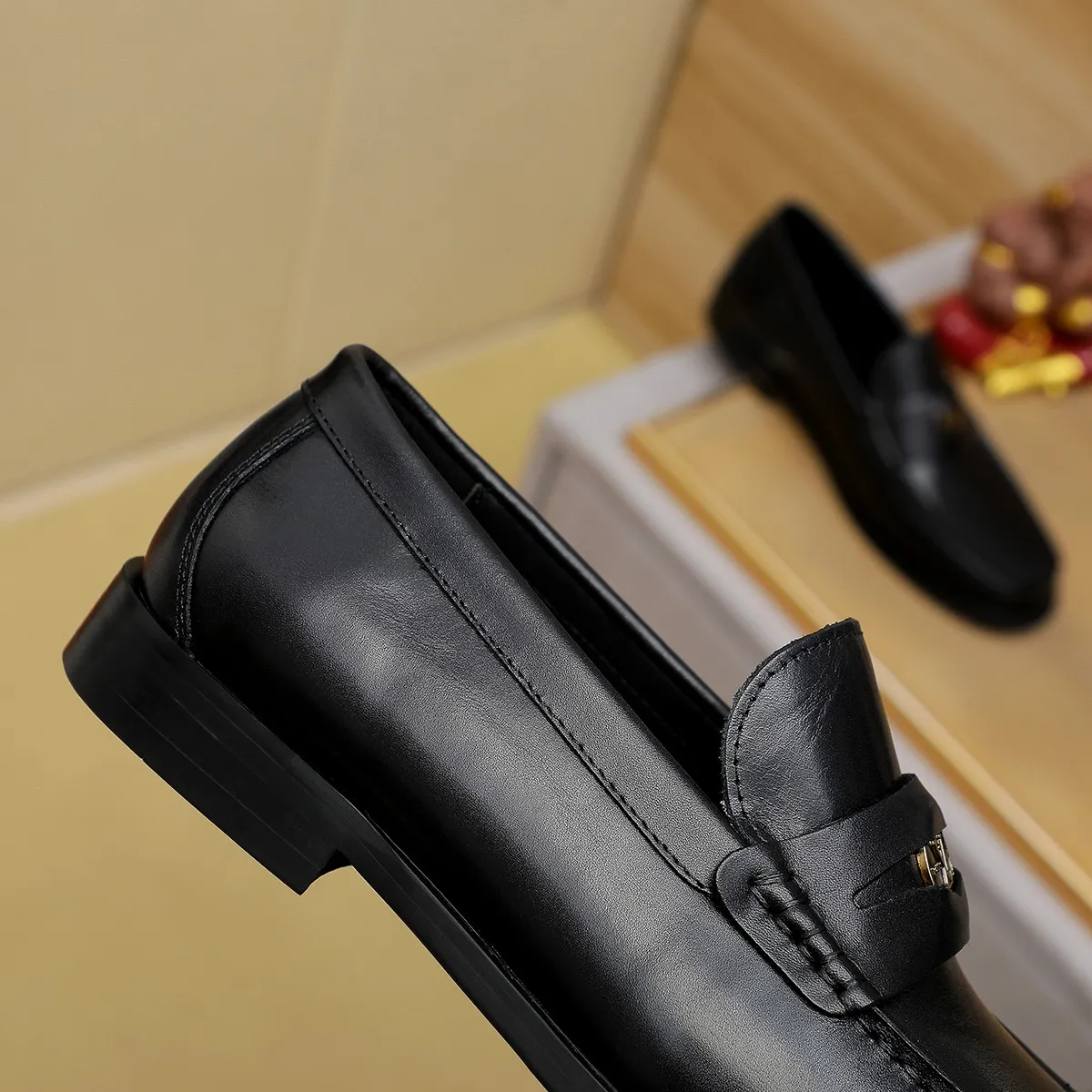 Men's shoes 460 💰 Louis Vuitton LV ® 🆕 model 🔛 full shoe counter, first layer cowhide, 🐂leather lining casual shoes for men, super soft outsole, a must-have for driving. Synchronized with the counter, original first layer cowhide, completely 1:1 mold customization 🌹 top version, color optional! Number: 38-44 (45.46 customized)
